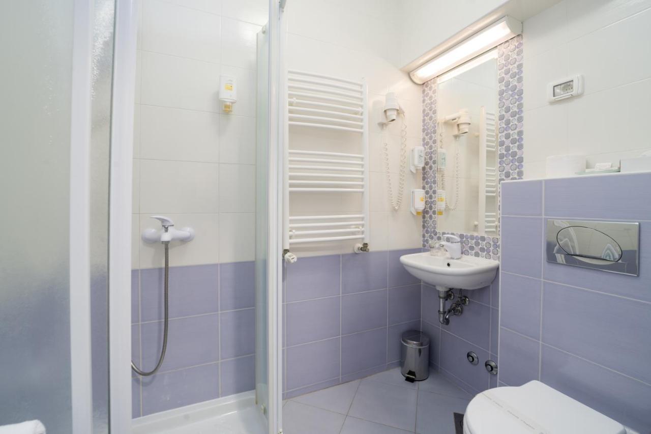 Hotel Zlatna Vala Umag Luaran gambar